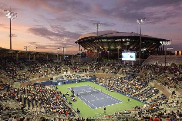 New York - 27 Ağustos 2019: Grandstand Stadyumu ve Arthur Ashe Stadyumu, New York 'ta yapılan 2019 US Open maçında günbatımında Billie Jean King Ulusal Tenis Merkezi' nde