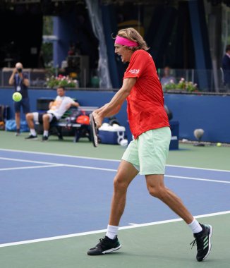 New York - 27 Ağustos 2019: Almanya 'dan profesyonel tenisçi Alexander Zverev, New York' taki Billie Jean King Ulusal Tenis Merkezi 'nde 2019 Amerika Açık için antrenman yapıyor.