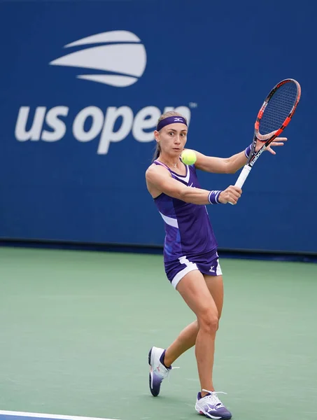 2019年8月27日 塞尔维亚职业网球选手Aleksandra Krunic在纽约Billie Jean King国家网球中心举行的2019年美国网球公开赛第一轮比赛中上场 — 图库照片