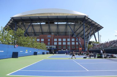 New York - 25 Ağustos 2019: Arthur Ashe Stadyumu ve 2019 'da New York' taki Billie Jean King Ulusal Tenis Merkezi 'nde yapılan antrenman sahaları