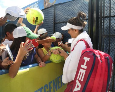 New York - 25 Ağustos 2019: Kanadalı profesyonel tenisçi Bianca Andreescu, New York 'taki Billie Jean King Ulusal Tenis Merkezi' nde 2019 Us Open için imza topladı.