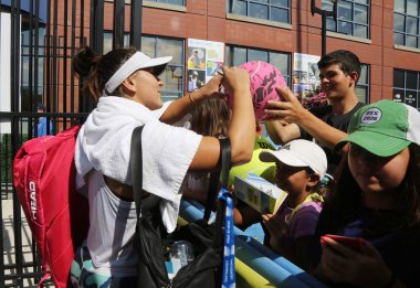 New York - 25 Ağustos 2019: Kanadalı profesyonel tenisçi Bianca Andreescu, New York 'taki Billie Jean King Ulusal Tenis Merkezi' nde 2019 Us Open için imza topladı.