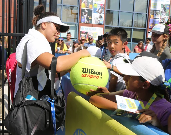 New York Augusztus 2019 Profi Teniszező Bianca Andreescu Kanadából Autogramokat — Stock Fotó