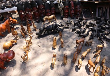 Hwange, ZIMBABWE - 3 Ekim 2018 Zimbabwe tarafındaki Victoria Falls Ulusal Parkı girişinde yerel hediyelik eşyalar sergileniyor