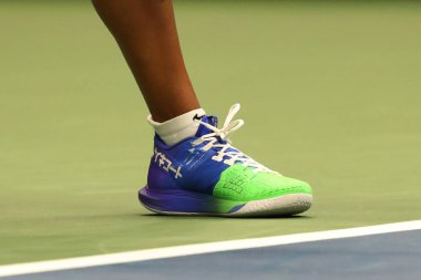 New York - 2 Eylül 2019: Japon Grand Slam Şampiyonu Naomi Osaka özel Nike Air Zoom Sıfır tenis ayakkabısı giyer ve 2019 US Open maçında Japonca yazılar yazar. 