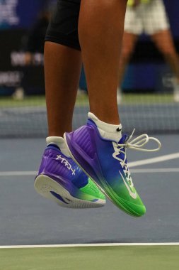 New York - 2 Eylül 2019: Japon Grand Slam Şampiyonu Naomi Osaka özel Nike Air Zoom Sıfır tenis ayakkabısı giyer ve 2019 US Open maçında Japonca yazılar yazar. 
