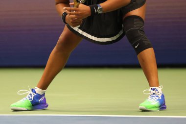 New York - 2 Eylül 2019: Japon Grand Slam Şampiyonu Naomi Osaka özel Nike Air Zoom Sıfır tenis ayakkabısı giyer ve 2019 US Open maçında Japonca yazılar yazar. 