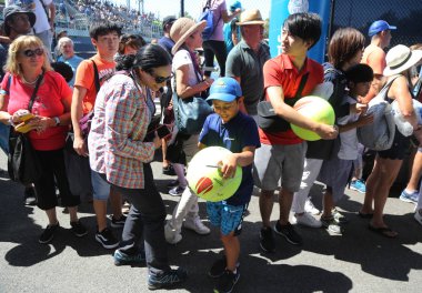 New York - 25 Ağustos 2019: 2019 US Open sırasında New York 'taki Billie Jean King Ulusal Tenis Merkezi' nde imza bekleyen genç tenis hayranı. Us Open yılın son Grand Slam turnuvası. 