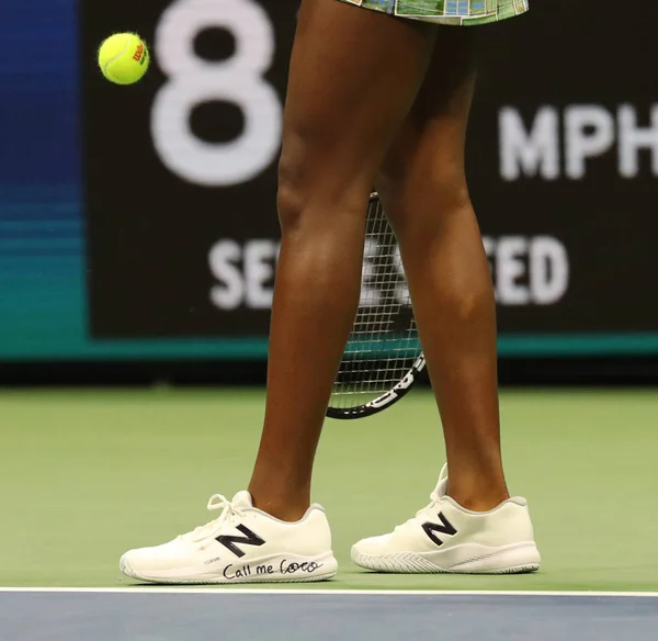 2019年8月31日 美国职业网球选手科科 Coco Gauff 在2019年美国公开赛第三轮比赛中穿着印有 叫我科科 字样的新平衡网球鞋 — 图库照片