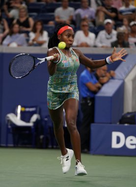 New York - 31 Ağustos 2019: Profesyonel tenisçi 15 yaşındaki ABD'li Coco Gauff, Billie Jean King Ulusal Tenis Merkezi'nde 2019 Abd Açık üçüncü tur maçında