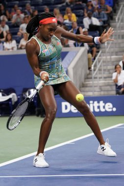 New York - 31 Ağustos 2019: Profesyonel tenisçi 15 yaşındaki ABD'li Coco Gauff, Billie Jean King Ulusal Tenis Merkezi'nde 2019 Abd Açık üçüncü tur maçında