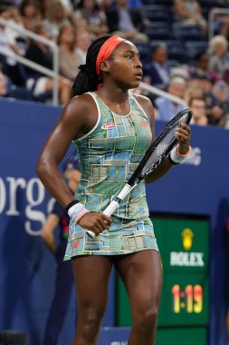 New York - 31 Ağustos 2019: Profesyonel tenisçi 15 yaşındaki ABD'li Coco Gauff, Billie Jean King Ulusal Tenis Merkezi'nde 2019 Abd Açık üçüncü tur maçında