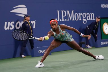 New York - 31 Ağustos 2019: Profesyonel tenisçi 15 yaşındaki ABD'li Coco Gauff, Billie Jean King Ulusal Tenis Merkezi'nde 2019 Abd Açık üçüncü tur maçında