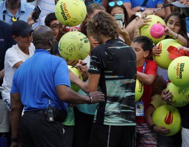 New York - 31 Ağustos 2019: Alman profesyonel tenisçi Alexander Zverev, Billie Jean King Ulusal Tenis Merkezi 'nde oynadığı 2019 US Open üçüncü tur maçından sonra imza dağıttı.