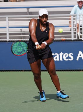 New York - 27 Ağustos 2019: ABD 'li profesyonel tenisçi Taylor Townsend Billie Jean King Ulusal Tenis Merkezi' nde oynanan 2019 US Open ilk tur karşılaşmasında
