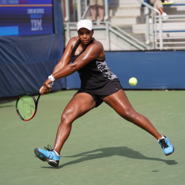 New York - 27 Ağustos 2019: ABD 'li profesyonel tenisçi Taylor Townsend Billie Jean King Ulusal Tenis Merkezi' nde oynanan 2019 US Open ilk tur karşılaşmasında
