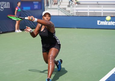 New York - 27 Ağustos 2019: ABD 'li profesyonel tenisçi Taylor Townsend Billie Jean King Ulusal Tenis Merkezi' nde oynanan 2019 US Open ilk tur karşılaşmasında