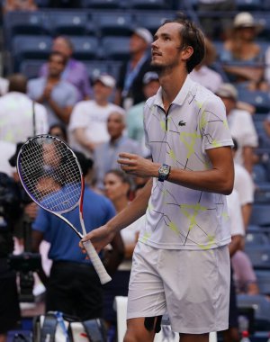 New York - 3 Eylül 2019: Rus profesyonel tenisçi Daniil Medvedev, New York 'taki Billie Jean King Ulusal Tenis Merkezi' nde oynanan 2019 US Open çeyrek final karşılaşmasının zaferini kutladı