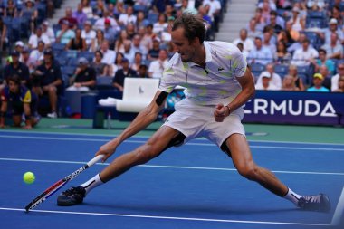 New York - 3 Eylül 2019: Profesyonel Rus tenisçi Daniil Medvedev, New York 'taki Billie Jean King Ulusal Tenis Merkezi' nde oynanan 2019 US Open çeyrek final karşılaşmasında görev aldı.