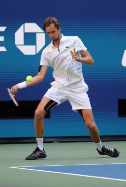 New York - 3 Eylül 2019: Profesyonel Rus tenisçi Daniil Medvedev, New York 'taki Billie Jean King Ulusal Tenis Merkezi' nde oynanan 2019 US Open çeyrek final karşılaşmasında görev aldı.