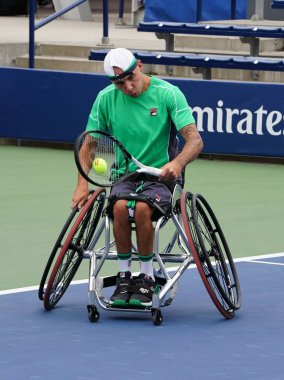 New York - 8 Eylül 2018: Tekerlekli sandalyedeki tenisçi Andy Lapthorne, Billie Jean King Ulusal Tenis Merkezi 'nde oynanan Tekerlekli Sandalye Dörtlüsü yarı final maçında