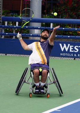 New York - 8 Eylül 2018: Tekerlekli sandalyedeki tenis oyuncusu David Wagner, Billie Jean King Ulusal Tenis Merkezi 'nde oynanan 2018 US Open' daki Tekerlekli Sandalye Dörtlüsü yarı final maçında