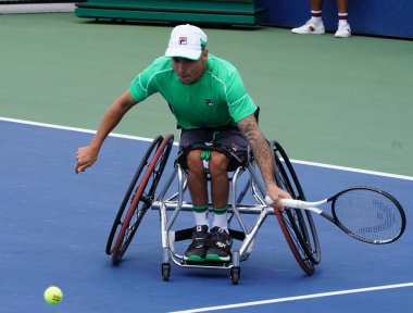New York - 8 Eylül 2018: Tekerlekli sandalyedeki tenisçi Andy Lapthorne, Billie Jean King Ulusal Tenis Merkezi 'nde oynanan Tekerlekli Sandalye Dörtlüsü yarı final maçında