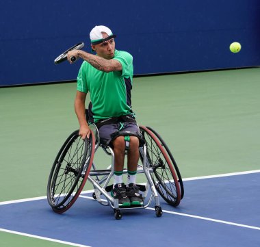 New York - 8 Eylül 2018: Tekerlekli sandalyedeki tenisçi Andy Lapthorne, Billie Jean King Ulusal Tenis Merkezi 'nde oynanan Tekerlekli Sandalye Dörtlüsü yarı final maçında
