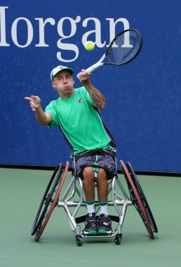New York - 8 Eylül 2018: Tekerlekli sandalyedeki tenisçi Andy Lapthorne, Billie Jean King Ulusal Tenis Merkezi 'nde oynanan Tekerlekli Sandalye Dörtlüsü yarı final maçında