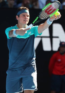 Melbourne, Avustralya - 22 Ocak 2019: Kanadalı profesyonel tenisçi Milos Raonic Melbourne Park 'ta oynanan Avustralya Açık 2019 çeyrek final karşılaşmasında