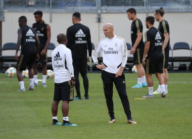 East Rutherford, Nj - 25 Temmuz 2019: Metlife Stadyumu 'nda Atletico de Madrid' e karşı oynanan 2019 Uluslararası Şampiyonlar Kupası maçı öncesinde Real Madrid Zinedine Zidane teknik direktörü