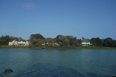 Southampton, New York - 30 Eylül 2019: Southampton Village, Long Island 'da Agawam Gölü' nde multi milyon liman evi