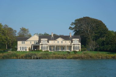 Southampton, New York - 30 Eylül 2019: Southampton Village, Long Island 'da Agawam Gölü' nde multi milyon liman evi
