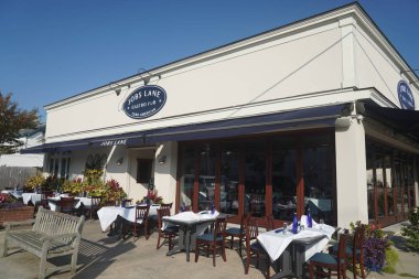Southampton, New York - 30 Eylül 2019: Long Island, Southampton Village 'da pahalı bir restoran. Southampton, Long Island 'da Hamptons' da lüks bir köydür.