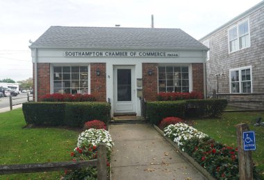 Southampton, New York - 30 Eylül 2019: Southampton Ticaret Odası, Long Island. Southampton, Long Island 'da Hamptons' da lüks bir köydür.    