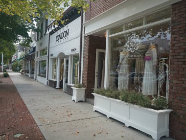 Southampton, New York - 30 Eylül 2019: Southampton Village, Long Island 'daki lüks mağazalar. Southampton, Long Island 'da Hamptons' da lüks bir köydür.