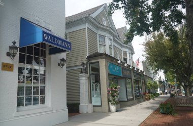 Southampton, New York - 30 Eylül 2019: Southampton Village, Long Island 'daki lüks mağazalar. Southampton, Long Island 'da Hamptons' da lüks bir köydür.