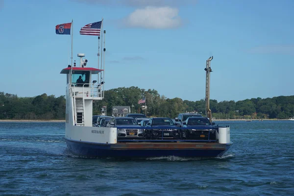 ニューヨーク州シェルター島 2019年9月30日 サウスフェリー会社のボートは シェルター島とニューヘイブンの間の乗客と車両の両方に輸送を提供しています — ストック写真