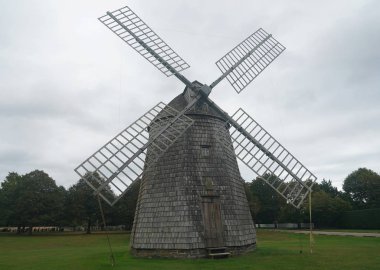 Long Island, New York 'taki Su Değirmeni' nin tarihi rüzgar gülü         