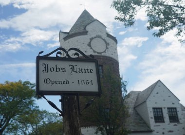 Southampton, New York - 30 Eylül 2019: Southampton, Long Island 'da ünlü Jobs Lane tabelası. Southampton, Long Island 'da Hamptons' da lüks bir köydür.  