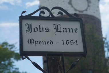 Southampton, New York - 30 Eylül 2019: Southampton, Long Island 'da ünlü Jobs Lane tabelası. Southampton, Long Island 'da Hamptons' da lüks bir köydür.  
