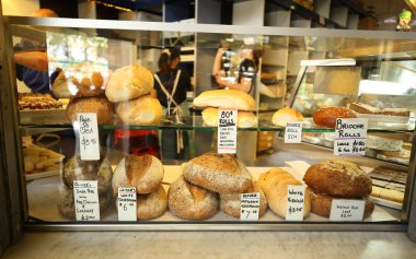 Melbourne, Avustralya - 24 Ocak 2019: Melbourne, Avustralya 'daki Kraliçe Victoria Pazarı' nın İçi. Güney Yarımküre 'deki en büyük açık hava pazarıdır.