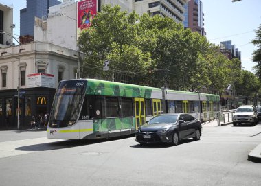 Melbourne, Avustralya - 22 Ocak 2019: Modern Melbourne Tramvayı şehrin ünlü simgesel taşımacılığı