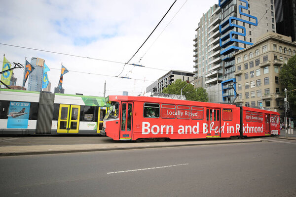 МЕЛЬБУРН, АВСТРАЛИЯ - 22 ЯНВАРЯ 2019: Современный Мельбурнский трамвай знаменитый культовый транспорт в городе

