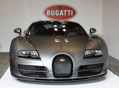 New York - 24 Nisan 2014: Bugatti Veyron 16.4 lüks spor araba New York Uluslararası Otomobil Fuarı sırasında sergilenmektedir. Bugatti belli ki sınırlı üretim özel spor arabaların tasarımına odaklanmış durumda.