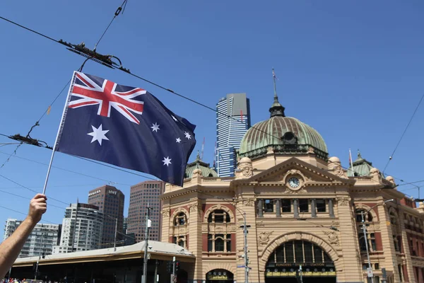 Melbourne Australia Enero 2019 Bandera Australia Frente Emblemática Estación Ferroviaria —  Fotos de Stock