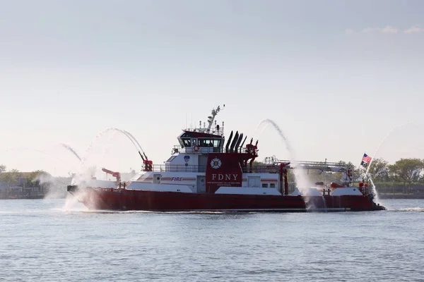 Nowość Rok Lipiec 2019 Fdny Fire Boat Rozpyla Wodę Powietrzu — Zdjęcie stockowe