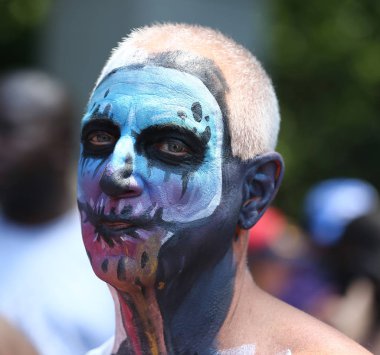 New York - 22 Temmuz 2017: Sanatçı boya 100 tam olarak çıplak modeller tüm şekil ve büyüklükte 4 Nyc vücut boyama sanatçı Andy Golub New York'ta Washington meydanında yer gün boyunca