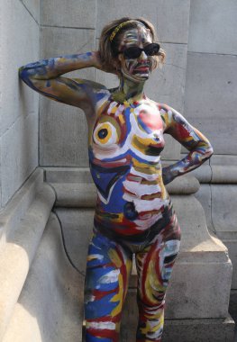 New York - 22 Temmuz 2017: Sanatçı boya 100 tam olarak çıplak modeller tüm şekil ve büyüklükte 4 Nyc vücut boyama sanatçı Andy Golub New York'ta Washington meydanında yer gün boyunca