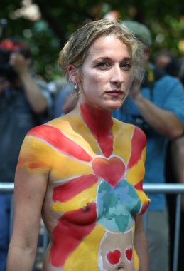 New York - 22 Temmuz 2017: Sanatçı boya 100 tam olarak çıplak modeller tüm şekil ve büyüklükte 4 Nyc vücut boyama sanatçı Andy Golub New York'ta Washington meydanında yer gün boyunca